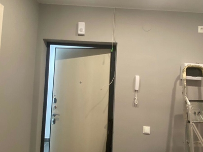 Белые матовые потолки с классическим скрытым карнизом 