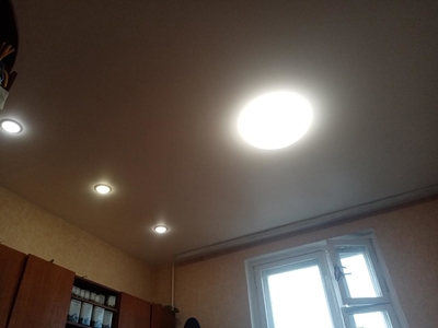 Натяжные потолки на кухне №2 с накладным карнизом 