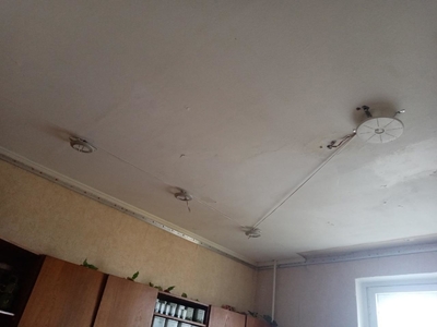 Натяжные потолки на кухне №2 с накладным карнизом 