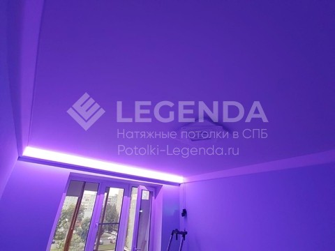 RGB-подсветка классического скрытого карниза на натяжном потолке в спальной