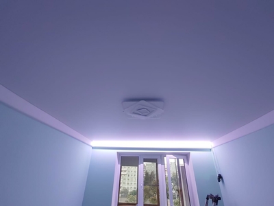 RGB-подсветка классического скрытого карниза на натяжном потолке в спальной 