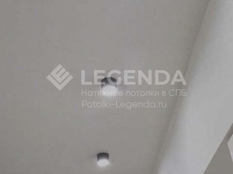 Натяжные потолки во всей квартире с подсветкой в скрытых карнизах