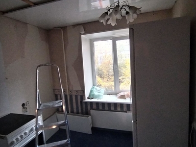 Простые натяжные потолки в двух комнатах с накладными карнизами  