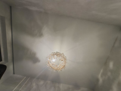 Световые линии на натяжном в сочетании с накладными светильниками и люстрами 