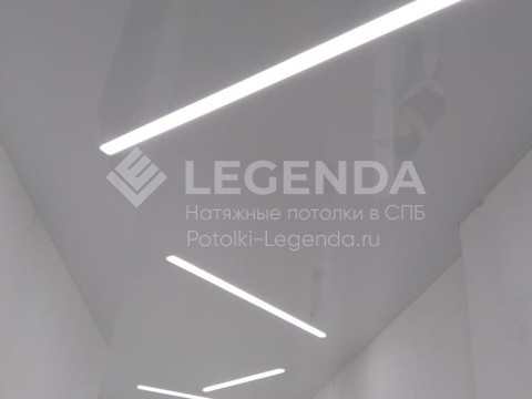 Белый-глянцевый натяжной потолок со световыми линиями в коридоре