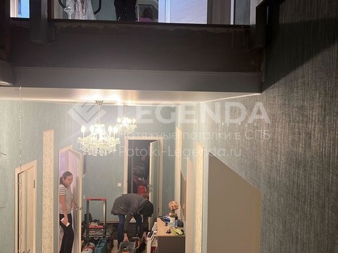 Перегиб натяжного потолка на лестнице