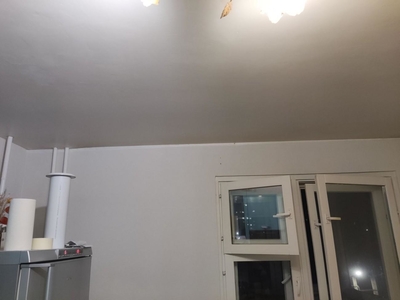 Теневой натяжной потолок на кухне с белыми трек-системами и карнизом АМ-1 