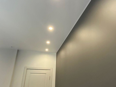 Натяжной потолок со скрытым карнизом с перегибом 