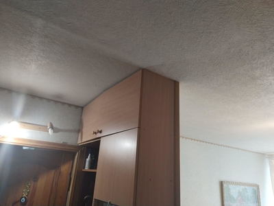 Натяжные потолки в квартиру студию. Обход потолком высокой мебели 