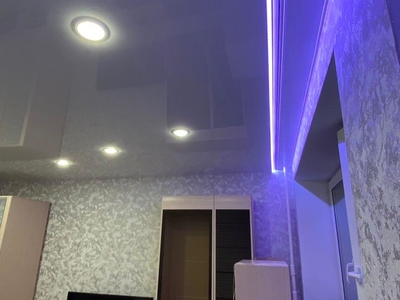 Натяжные потолки с гардиной ПК-15 для скрытого карниза. С RGB-подсветкой штор 