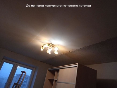Контурный, глянцевый натяжной потолок с люстрой 