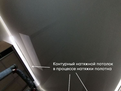 Контурный, глянцевый натяжной потолок с люстрой 