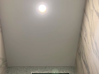 Натяжные потолки в квартиру 70м². Накладные карнизы 