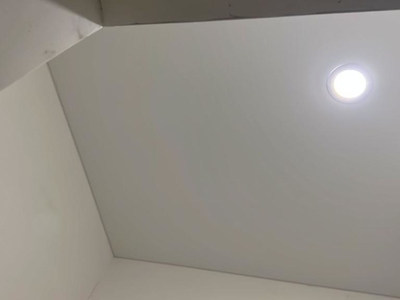 Натяжные потолки в квартиру 70м². Накладные карнизы 