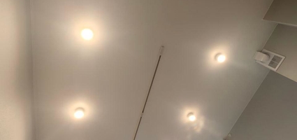 Натяжные потолки во всей квартире с гардинами ПК-15 и накладными светильниками