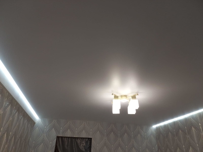 Парящий натяжной потлок с одной люстрой и скрытым карнизом 