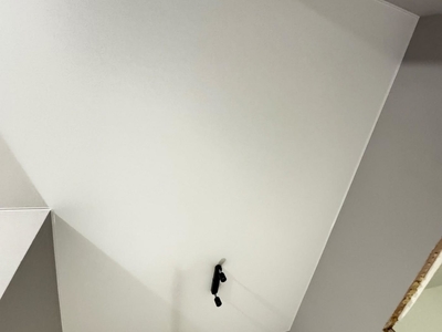 Белые натяжные потолки во всей квартире в Юнтолово  