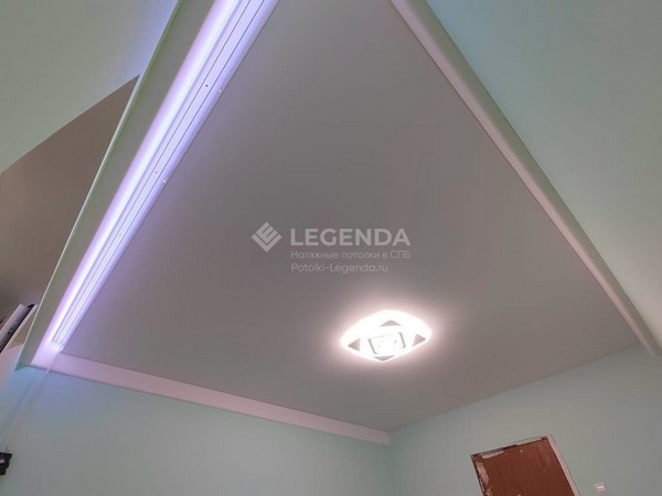 Натяжной потолок со скрытым карнизом и RGB-подсветкой для штор &ndash; Фото 2